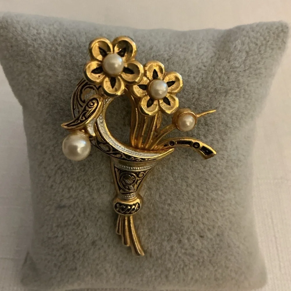 Damascene Cornucopia Floral Gold Tone Brooch